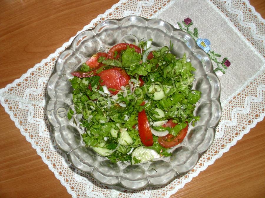 Салат из свежих огурцов и помидоров с листьями крапивы