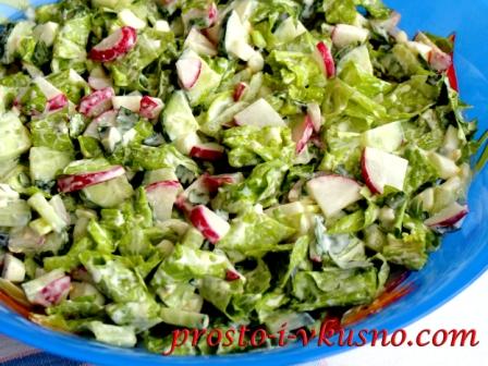Салат из огурцов с зеленым салатом
