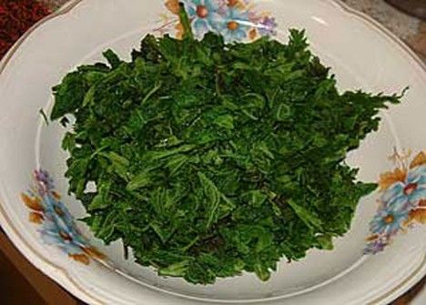 Салат из крапивы с грецкими орехами